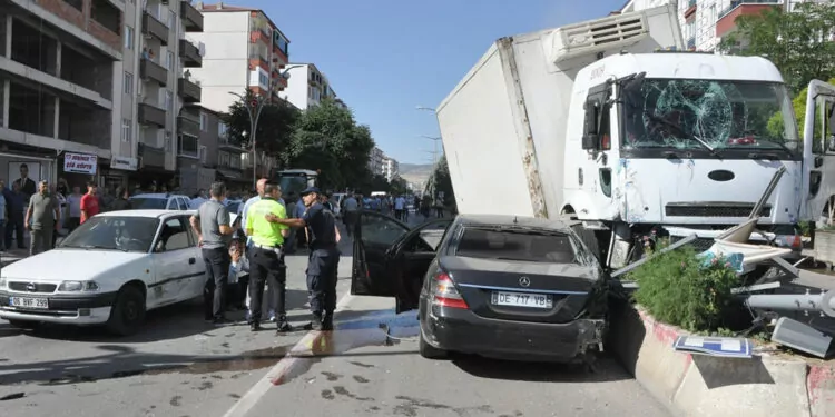Yozgat'ta kamyon 8 araca çarptı: 3 yaralı