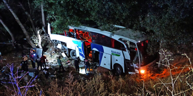 Yozgat'ta yolcu otobüsü şarampole devrildi: 12 ölü, 19 yaralı