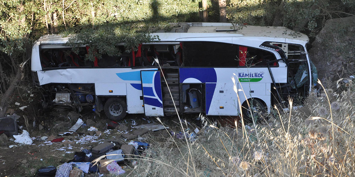 Yozgat'ta yolcu otobüsü şarampole devrildi. Kazada, 12 kişi öldü, 19 kişi yaralandı.