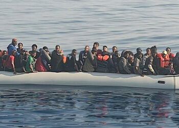 Yunanistan, göçmen botundaki 50 kişiyi kurtardı