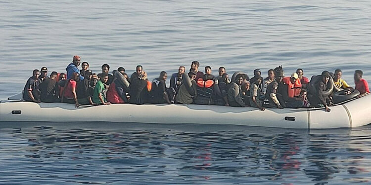 Yunanistan, göçmen botundaki 50 kişiyi kurtardı