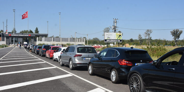 Yunanistan'daki yangın, sınır kapısında araç kuyruğu oluşturdu