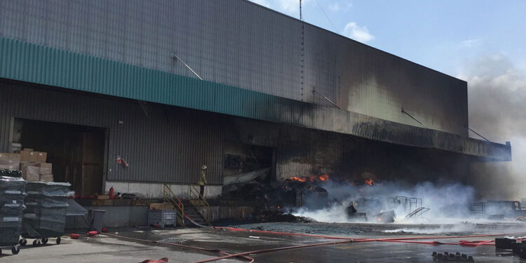 Zincir marketin ana deposunda yangın