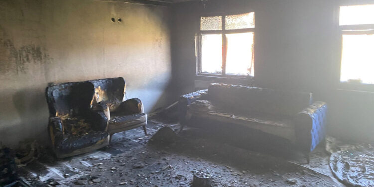 Zonguldak'ta 3 katlı binada yangın