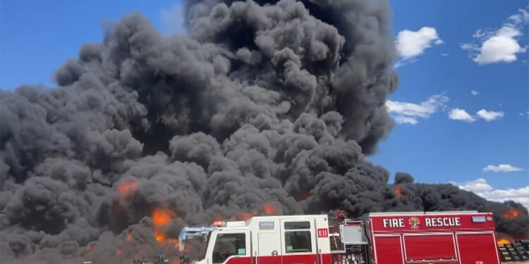 ABD'deki plastik atık geri dönüşüm fabrikasında dev yangın