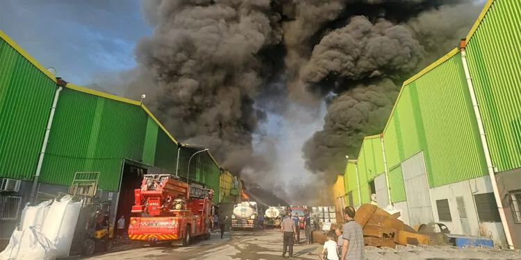 Adana'da geri dönüşüm fabrikasında yangın