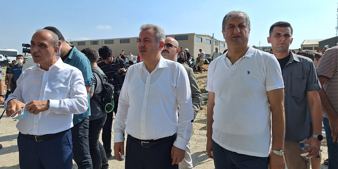 Adana'da geri dönüşüm fabrikasında çıkan yangın, karşısındaki kolonya fabrikasına da sıçradı.