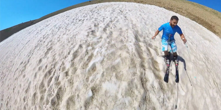 Ağustos ayında bunaltan sıcaklarda kayak keyfi