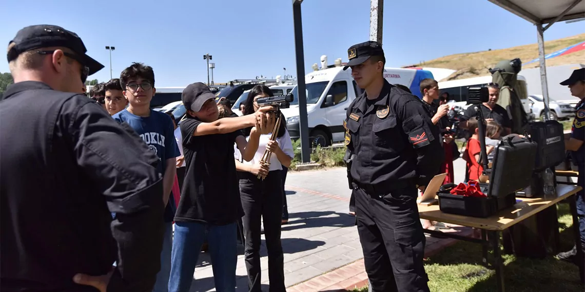 Malazgirt zaferi'nin 952'nci yıl dönümü kutlamaları çerçevesinde, bitlis'in ahlat ilçesinde devam eden etkinliklerin 2'nci gününde, güreşçiler kıyasıya mücadele etti.