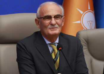 Noter masası darmaduman olmuş vaziyette