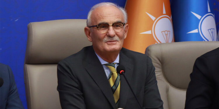 Noter masası darmaduman olmuş vaziyette