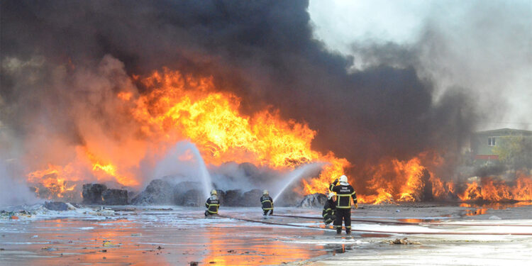 Aksaray'da geri dönüşüm tesisinde yangın