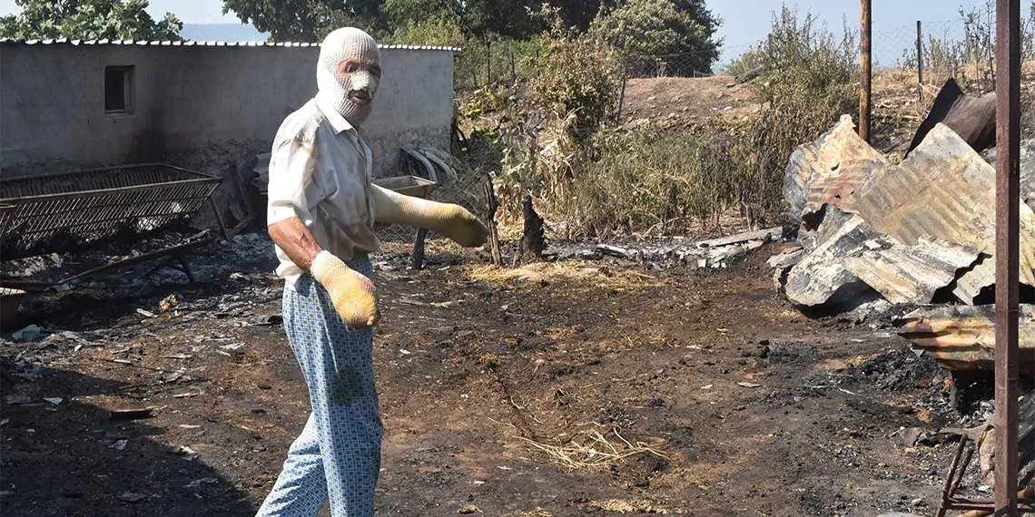 Çanakkale'deki yangında alevlerin sardığı ahırdaki hayvanlarını kurtarmak isteyen zeki demir (66) ölümden döndü.