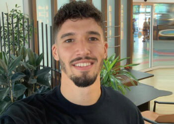 Altay Bayındır Manchester United için İngiltere'ye gitti