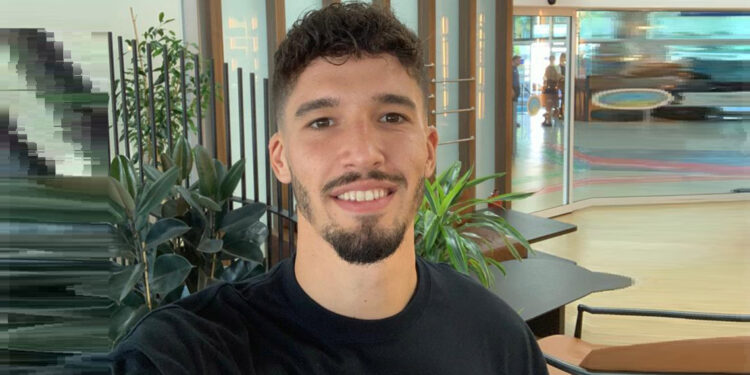 Altay Bayındır Manchester United için İngiltere'ye gitti