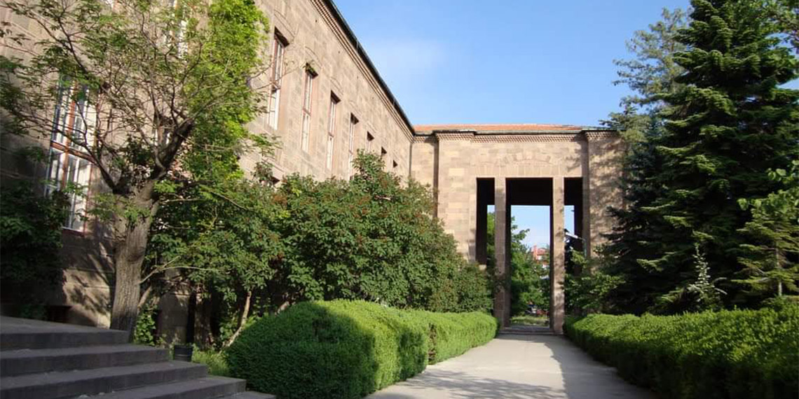 Ankara Üniversitesi Fen Fakültesi yerleşkesi, mimarisi ve barındırdığı egzotik canlı türleri ile 3'üncü derece sit alanı olarak korunuyor. Fakültede biyoloji ve botanik okuyan öğrencilerin uygulama alanı da olan ve 'ağaç müzesi' olarak bilinen yerleşke, ziyaretçilerin de ilgi odağı.