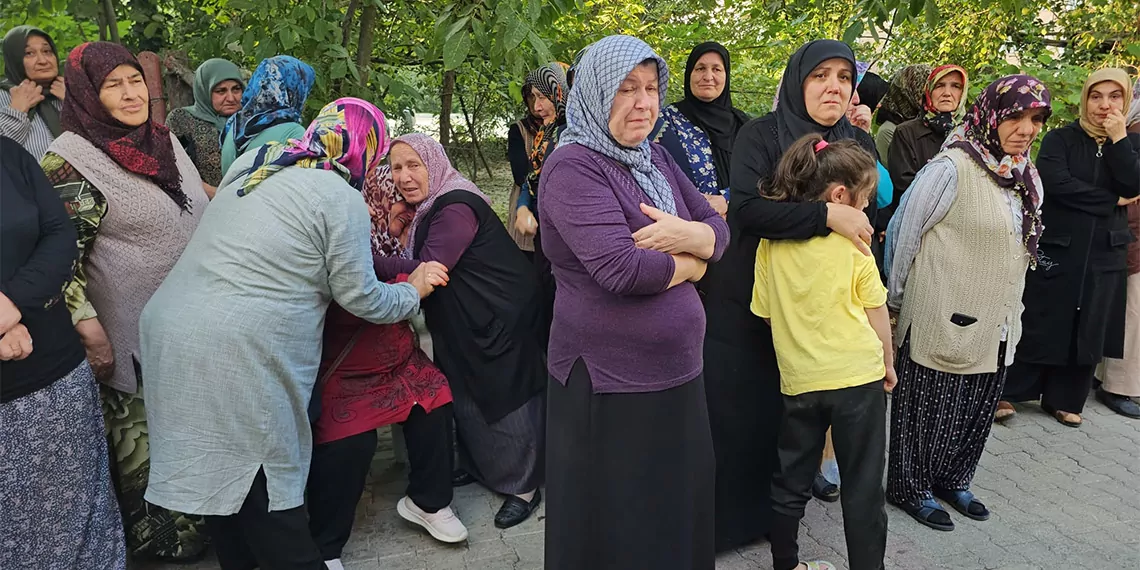 Zonguldak'ın devrek ilçesinde rabia çataklı annesi ve anneannesini öldürüp, ceset parçalarını camdan attı.