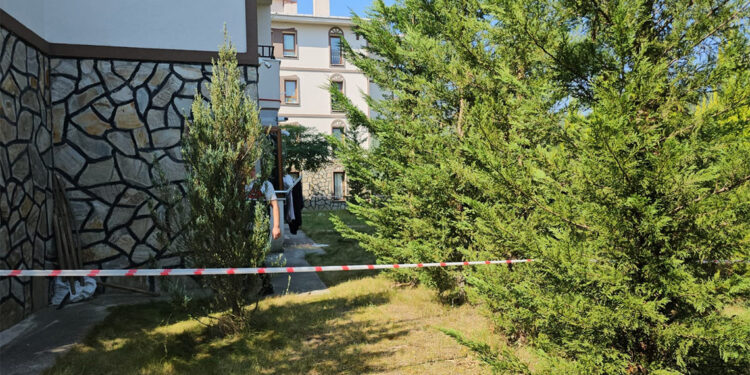 Annesi ve anneannesini öldürüp ceset parçalarını camdan attı