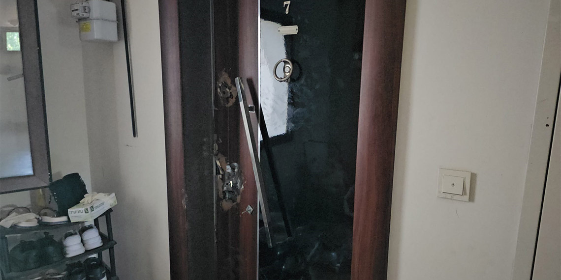 Annesi ve anneannesini öldürüp ceset parçalarını camdan attı