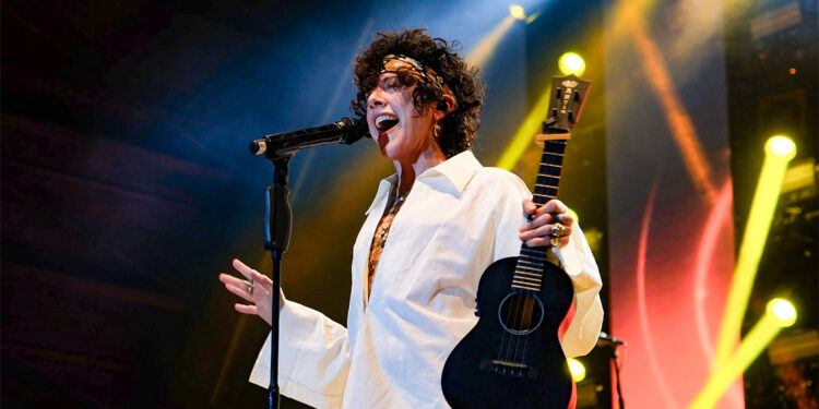 ABD'li pop/rock şarkıcısı LP'den unutulmaz konser