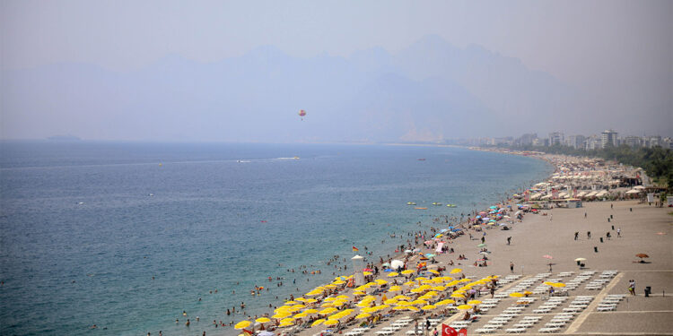 Nem bulutları nedeniyle uçaklar iniş yapamadı