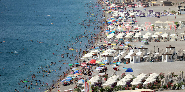 Antalya'da sıcak hava bunalttı