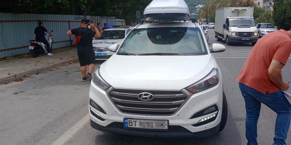 Antalya'da savaş sonrası yerleşik yaşama geçen Rus ve Ukraynalılardan bazıları yabancı plakalı araçlarla kaçak taksicilik yaparken tespit edildi.