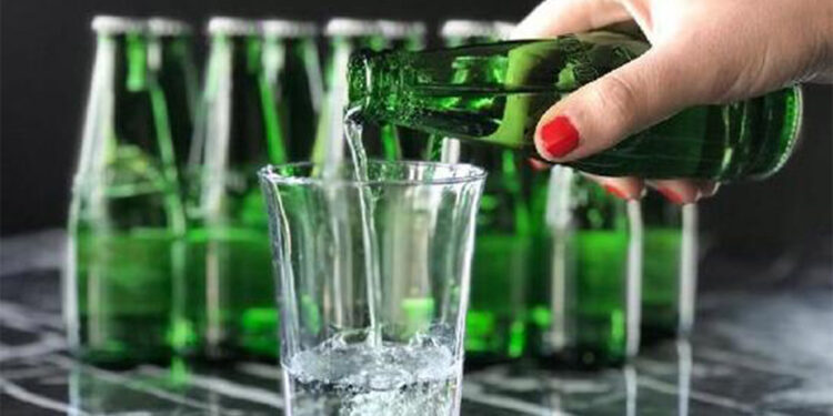 Aşırı maden suyu tüketimi böbrek taşı riskini artırabilir