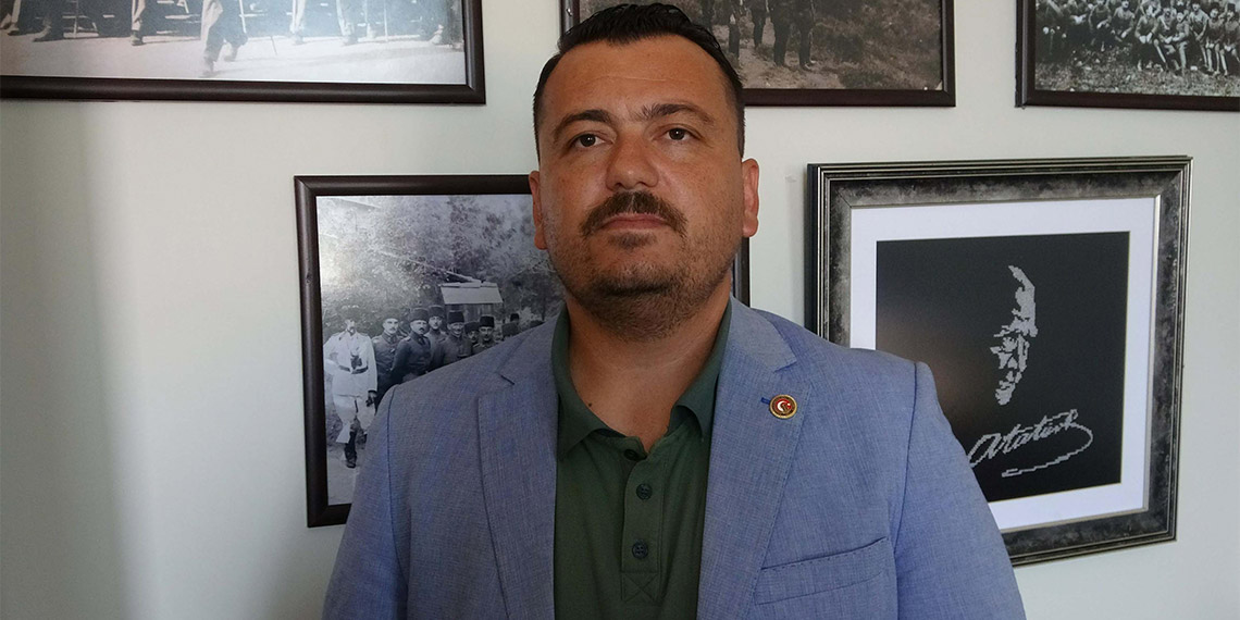 Çanakkale Onsekiz Mart Üniversitesi (ÇOMÜ) Atatürk ve Çanakkale Savaşlarını Araştırma Merkezi (AÇASAM) Müdürü Doç. Dr. Barış Borlat, "Sosyal medya başta olmak üzere birçok yerde geçen askerin üstünün yırtık olduğuna ilişkin fotoğraflar Çanakkale Cephesi'ne ait değildir. 7 binden fazla arşiv belgesinde çok net ifadeler bulunmaktadır" dedi.