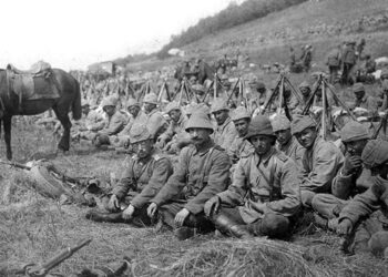 Askerin üstünün yırtık olduğuna ilişkin fotoğraflar Çanakkale Cephesi'ne ait değil