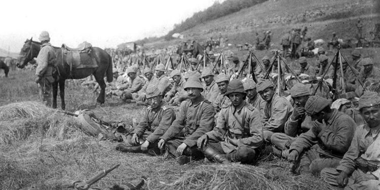 Askerin üstünün yırtık olduğuna ilişkin fotoğraflar Çanakkale Cephesi'ne ait değil