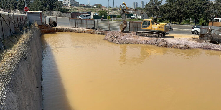 Ataşehir'de temel kazısında su borusu patladı