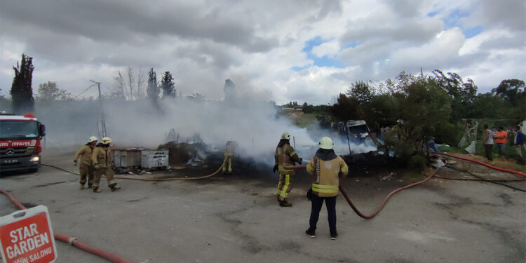 Avcılar'da serada yangın