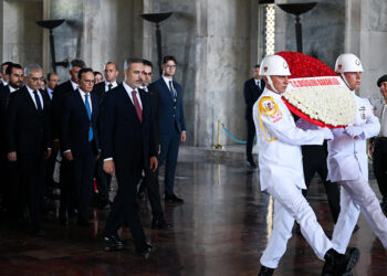 Hakan Fidan, Dışişleri Şehitliği ve Anıtkabir'i ziyaret etti