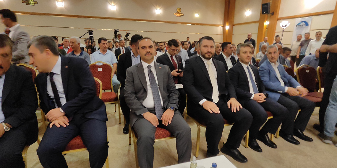 Sanayi ve Teknoloji Bakanı Mehmet Fatih Kacır, deprem bölgesinde kalkınma ve istihdamı destekleyerek üretimi canlandırıp sanayiyi yeniden ayağa kaldırmayı amaçladıklarını belirterek, "KOBİ'lerimizi deprem bölgesinin can damarı olarak görüyoruz" dedi.