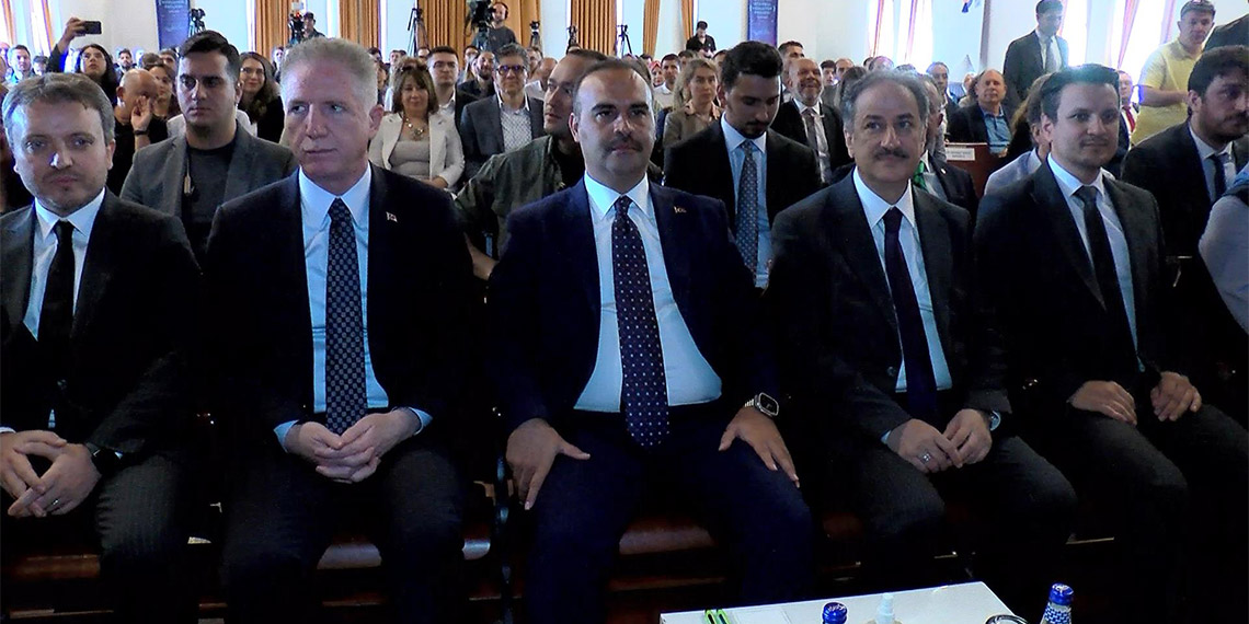 Sanayi ve Teknoloji Bakanı Mehmet Fatih Kacır, "Önümüzdeki yıllarda mevcut mesleklerin birçoğu yok olacağı gibi yeni meslekler hayatımıza girecek. Bu değişim, handikaplarla birlikte fırsatları da beraberinde getirecek" dedi.