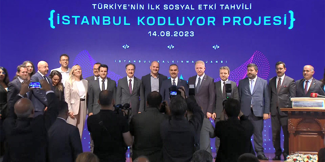 Sanayi ve Teknoloji Bakanı Mehmet Fatih Kacır, "Önümüzdeki yıllarda mevcut mesleklerin birçoğu yok olacağı gibi yeni meslekler hayatımıza girecek. Bu değişim, handikaplarla birlikte fırsatları da beraberinde getirecek" dedi.