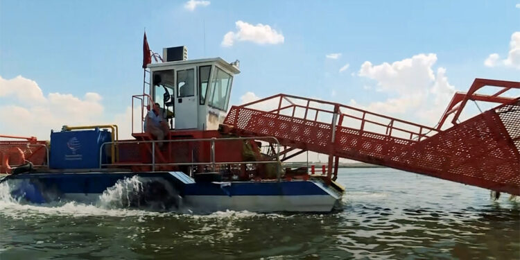 Mogan Gölü'nde Dip Çamuru Temizliği yapıldı