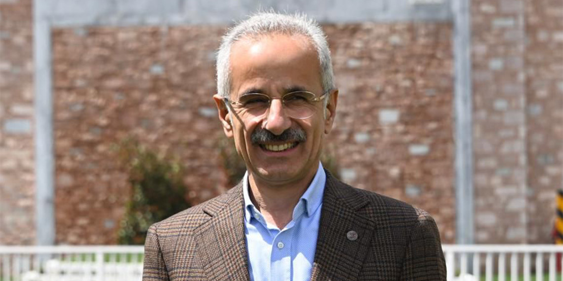 Ulaştırma ve Altyapı Bakanı Abdulkadir Uraloğlu, kara yolu ve demir yolu olmak üzere toplam 8 adet ekolojik köprü inşa ettiklerini belirterek, "Ülke genelinde inşa ettiğimiz ekolojik köprü sayısını artıracağız" dedi.