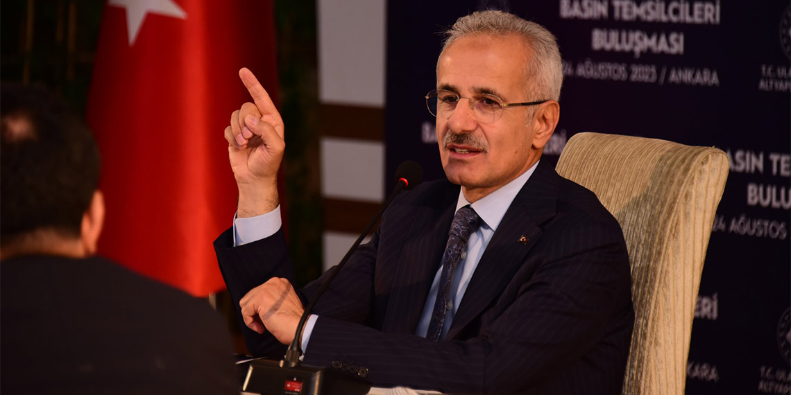 Ulaştırma ve Altyapı Bakanı Abdulkadir Uraloğlu, olası İstanbul depremindeki ulaşım ve tahliye planlamasına ilişkin, "İstanbul'daki 2 tane köprümüzün askı halatlarından birini yeniledik. Askı halatlarını yeniliyoruz ve bunların rutin kontrollerini yapıyoruz. Özellikle otoyollar üzerindeki viyadüklerin deprem güçlendirmelerini yapıyoruz. İstanbul için tahliye planımız var" dedi.