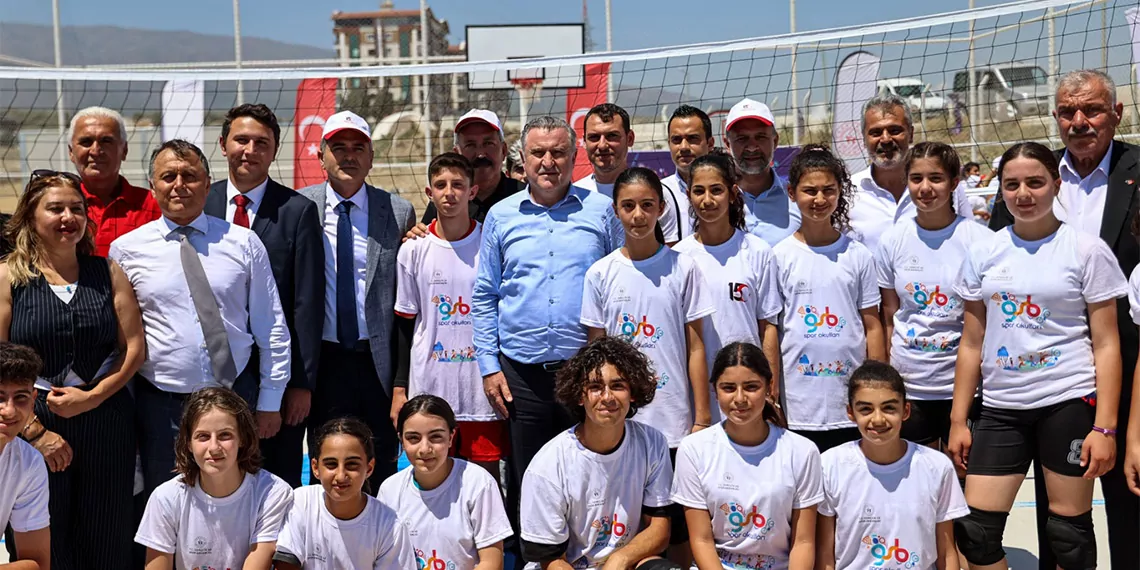 Gençlik ve spor bakanı osman aşkın bak, "çin'de madalya kazanan milli sporcularımızı tebrik ediyorum" dedi.