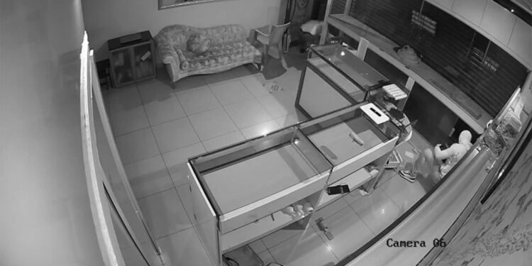 1 milyon liralık altın çalan şüpheliler kamerada