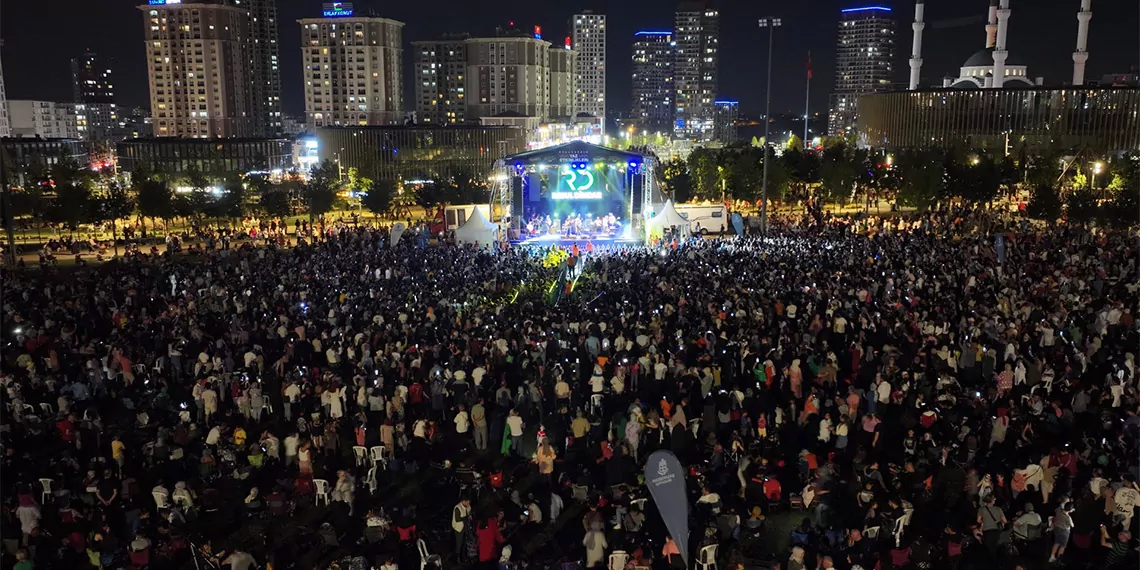 Başakşehir'de yaz etkinlikleri kapsamında açık havada konser, sinema, tiyatro ve çocuk etkinlikleri düzenlendi.