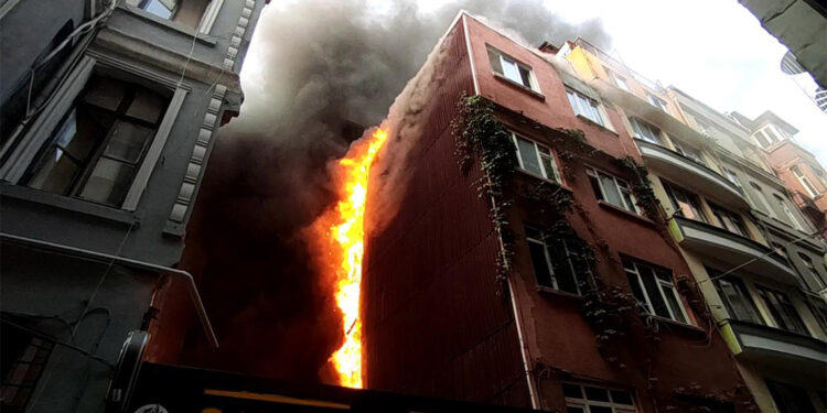 Beyoğlu'nda otelde yangın