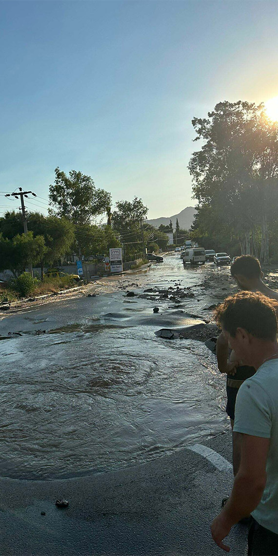 Bodrum'da isale hattı patladı, ana isale hattında meydana gelen patlama sırasında yoldan geçen motosikletli ile bir köpek, metrelerce havaya fırladı. Olayda sürücü ile köpek yaralandı.