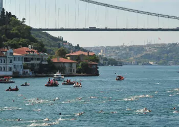 Boğaziçi kıtalararası yüzme yarışı'nda 2 bin 600 yüzücü kulaç attı