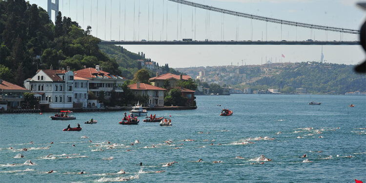Boğaziçi Kıtalararası Yüzme Yarışı'nda 2 bin 600 yüzücü kulaç attı