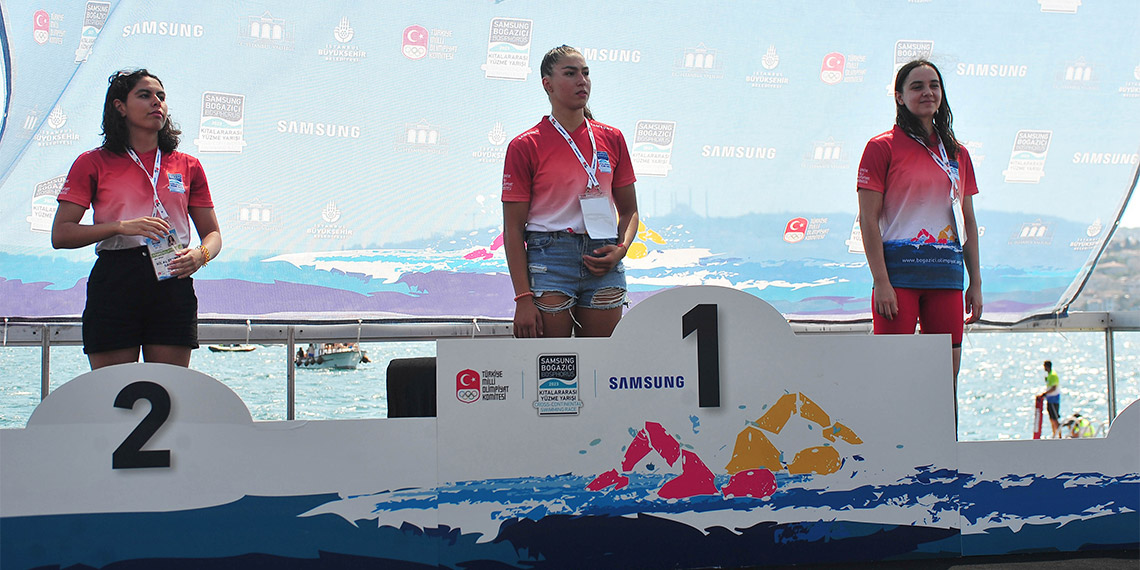 Her sene binlerce yüzücünün iki kıtayı birleştirdiği, dünyanın Asya'dan Avrupa'ya yapılan tek yüzme yarışı Samsung Boğaziçi Kıtalararası Yüzme Yarışı'nda 77 ülkeden 2 bin 600'ü aşkın yüzücü, İstanbul Boğazı'nda kulaç attı.