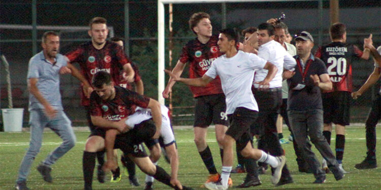 Köy turnuvası maçında kavga