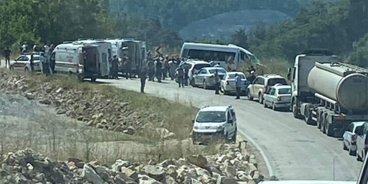 Bursa'da yolcu minibüsü ile kamyon çarpıştı; 1 ölü 5 yaralı